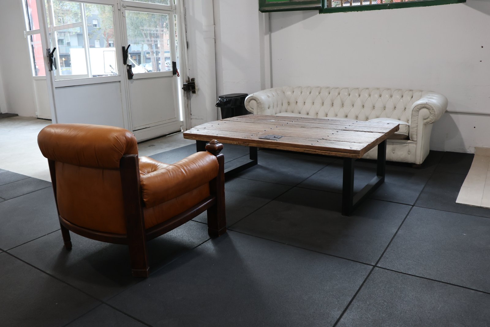 Zona de descanso y coworking en centro de entrenamiento de fuerza y halterofilia en Barcelona con espacios de alquiler para entrenadores personales.