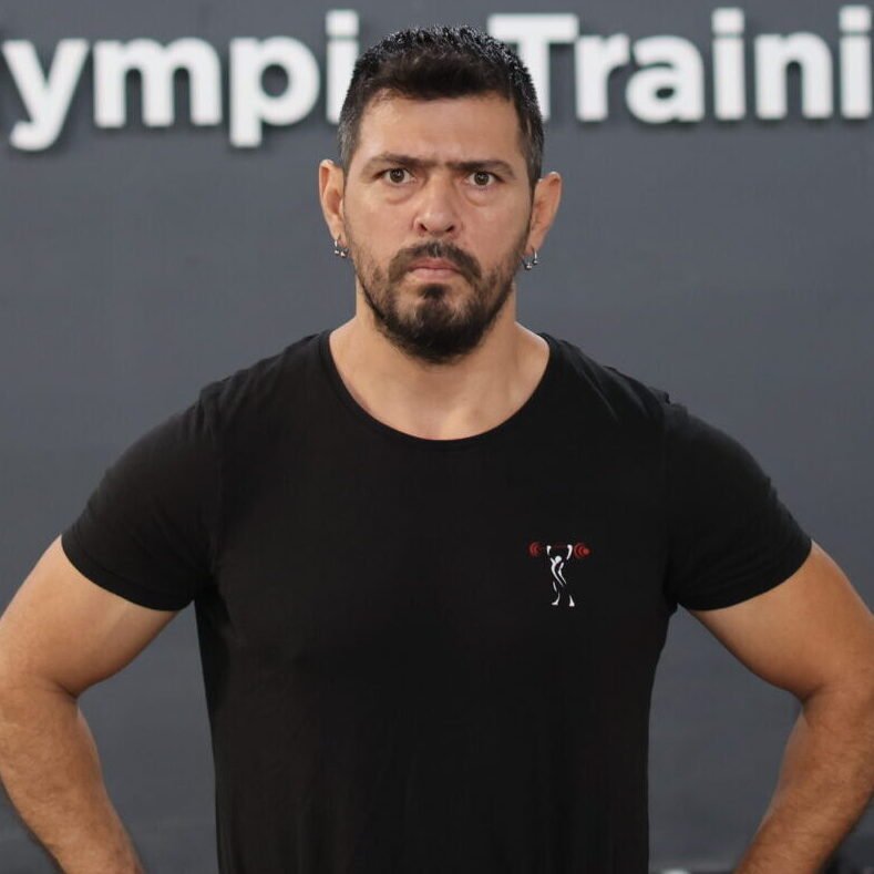 Ronald Paz, entrenador de halterofilia Nivel 2, estructurando las programaciones y planes de la membresía Progress en Barcelona.